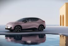 Một chiếc xe điện tại Trung Quốc vừa gặp tai nạn theo cách rất khó tưởng tượng